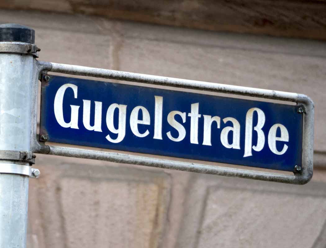 Foto der Google-Straße in Nürnberg, fränkisch geschrieben als Gugelstraße