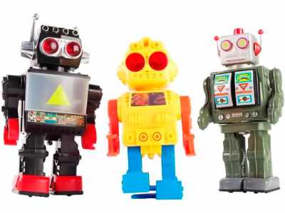 Künstliche Intelligenz spielt bei der Suchmaschinenoptimierung eine große Rolle – Foto dreier Spielzeugroboter; wahrscheinlich ohne allzuviel KI.