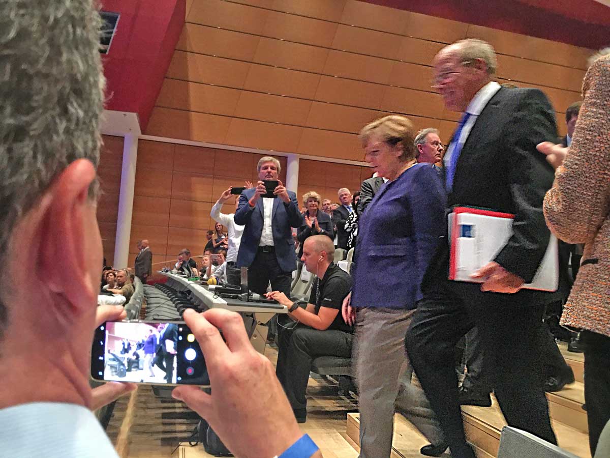 Bundeskanzlerin Angela Merkel zu Besuch in München bei der „Vereinigung der Bayerischen Wirtschaft“ – Reinhard Mohr war eingeladen